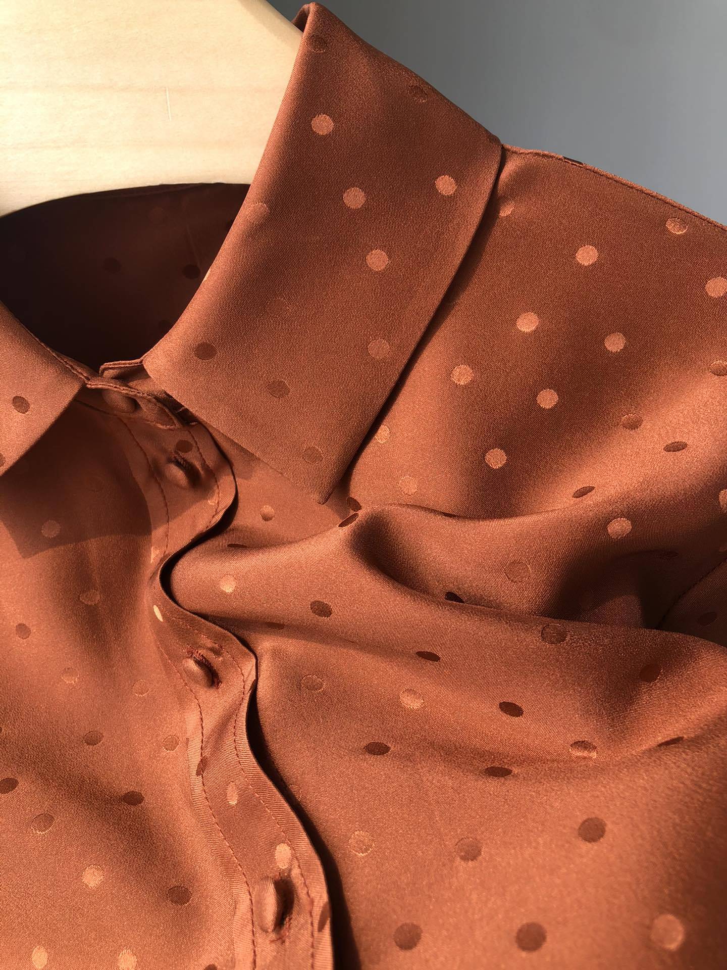 Silk 寬鬆慵懶點點壓印長袖質感蠶絲襯衫,SK0011