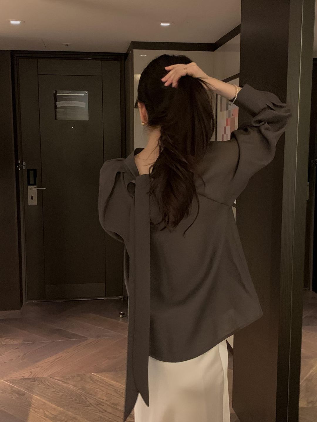 Audrey| 後領帶綁帶設計立領澎袖優雅襯衫（Tie-back / Bow-neck）